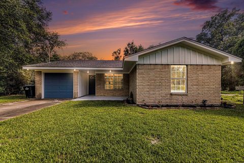 Photo of 1026 Lobitt Street, Alvin, TX 77511 (MLS # 40376237)