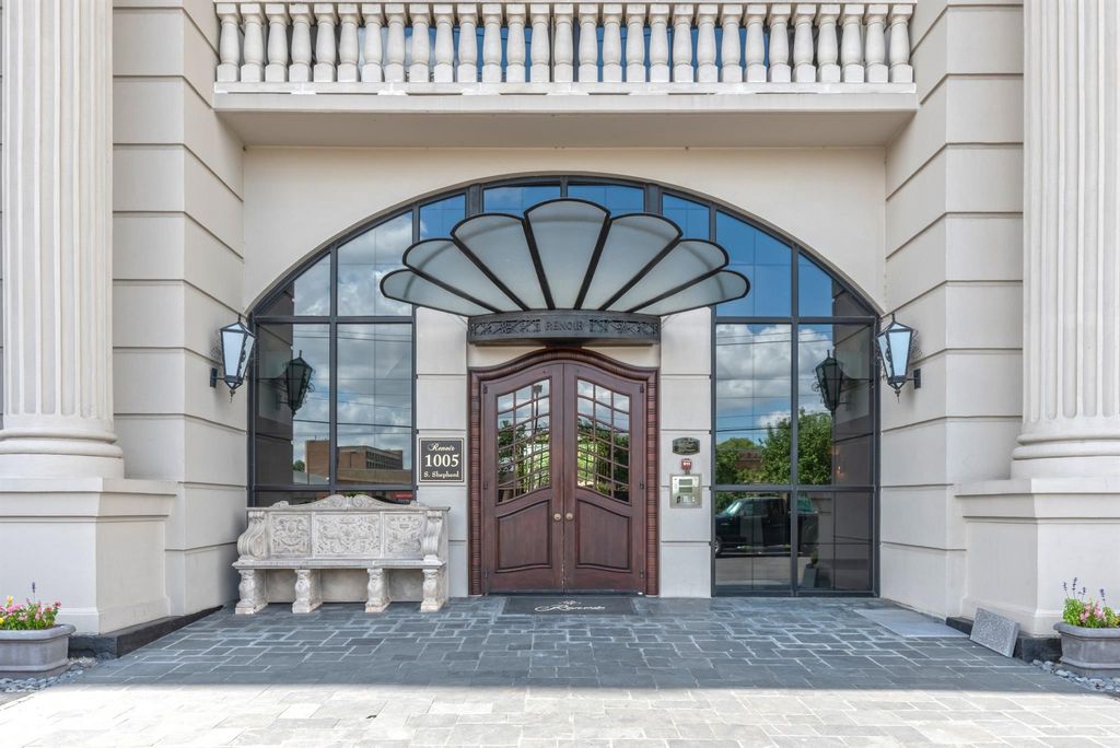 Photo of 1005 S Shepherd Drive #404, Houston, TX 77019 (MLS # 83162152)