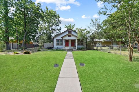 Photo of 154 Willow Street, Humble, TX 77338 (MLS # 71210496)