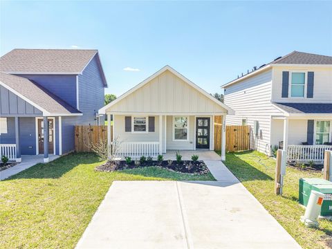 Photo of 16802 N Marie Village Dr Dr, Conroe, TX 77306 (MLS # 60683410)