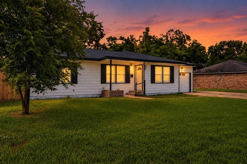 Photo of 310 Nasturtium Street, Lake Jackson, TX 77566 (MLS # 35449390)