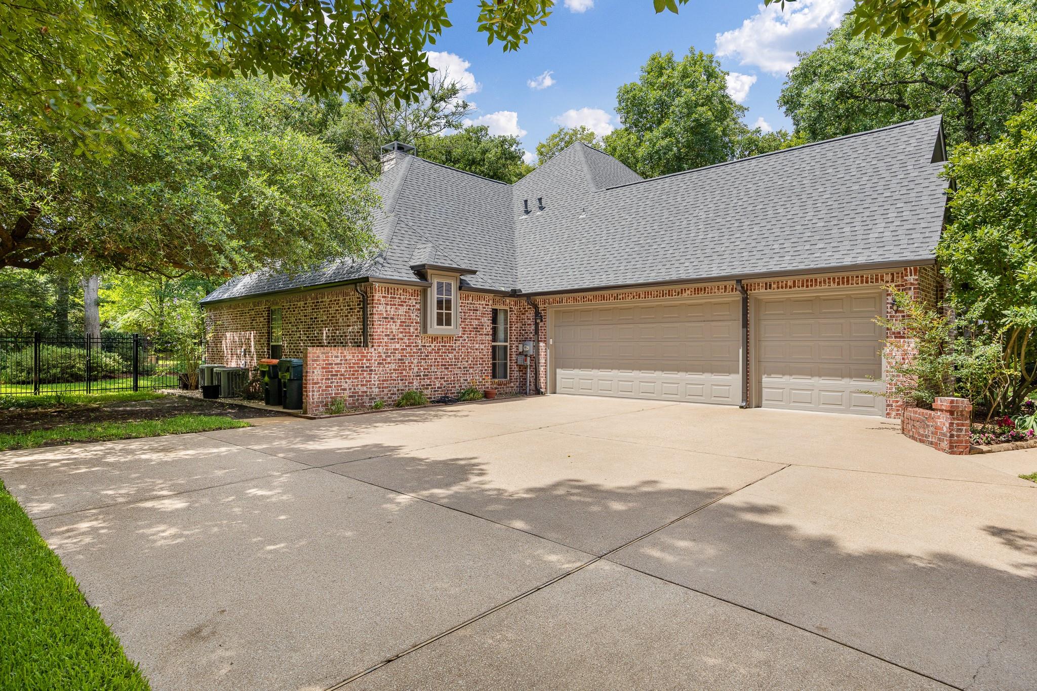 1915 Stonegate Valley Drive