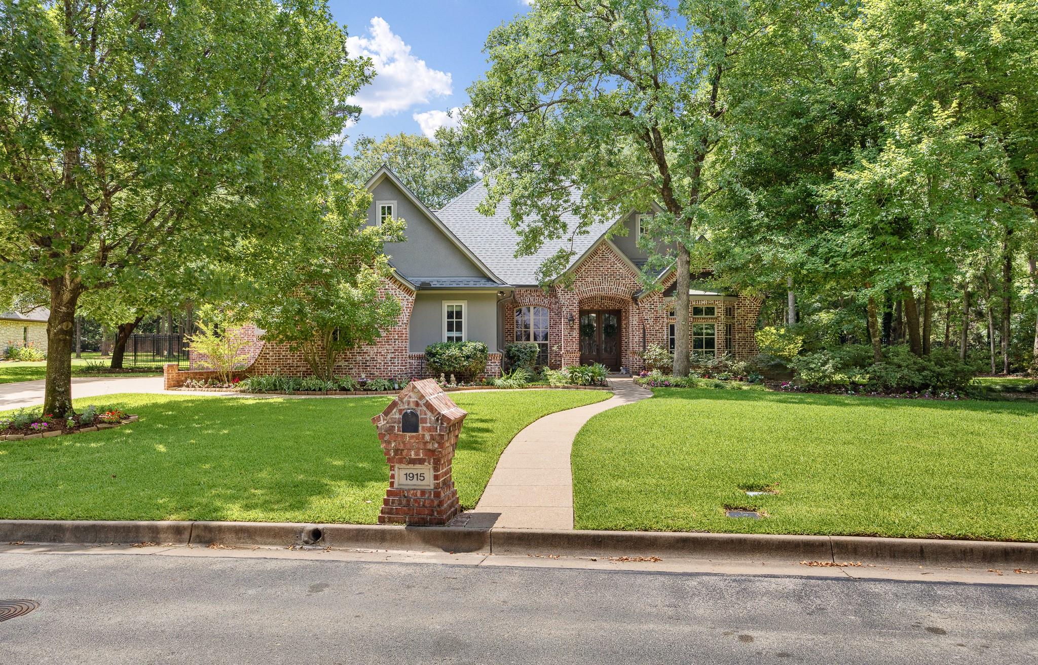 1915 Stonegate Valley Drive