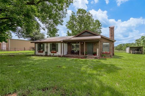 Photo of 1205 W Houston Avenue W, Crockett, TX 75835 (MLS # 31850053)