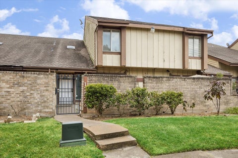 Townhouse For Sale - 12522 Newbrook Drive<br/> Harris County, Houston, TX 77072