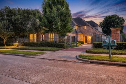 Photo of 18 Waters Lake Boulevard, Missouri City, TX 77459 (MLS # 95274804)
