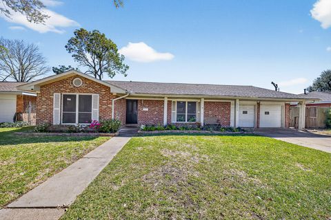 Photo of 6015 De Moss Drive, Houston, TX 77081 (MLS # 77286676)