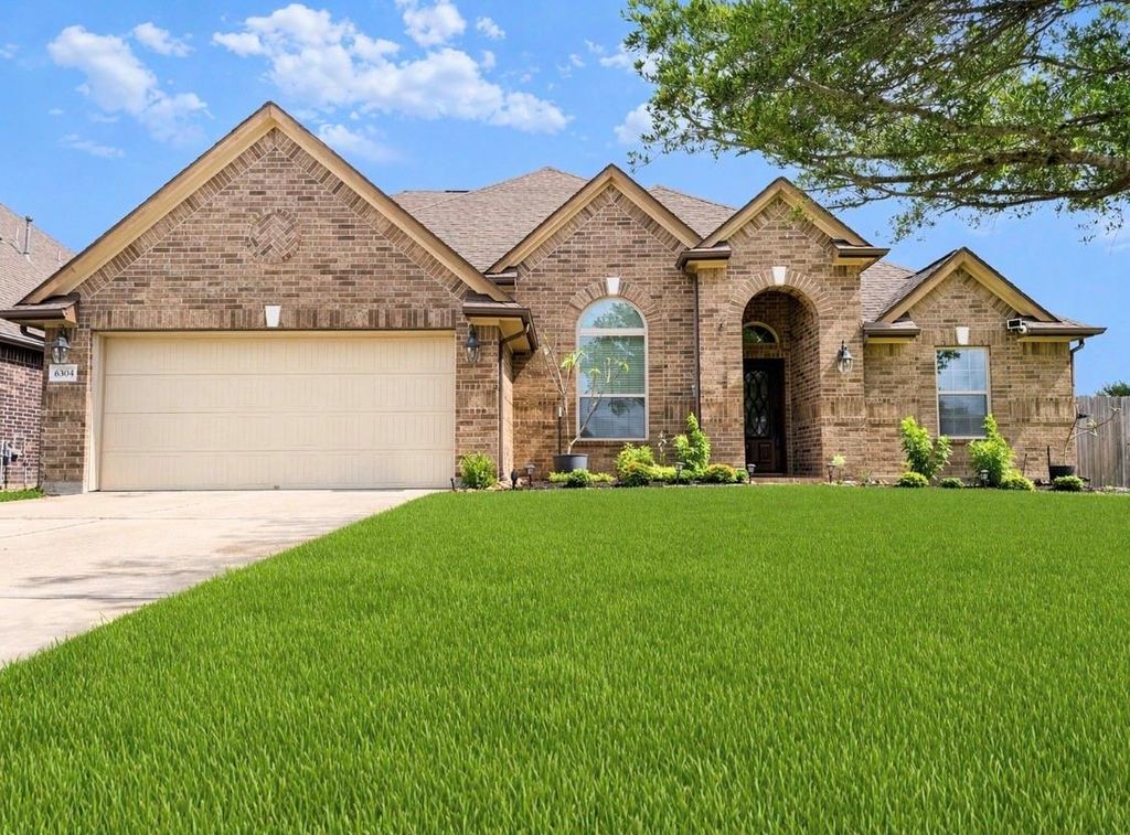 Photo of 6304 Wood Creek Lane, League City, TX 77573 (MLS # 63333487)