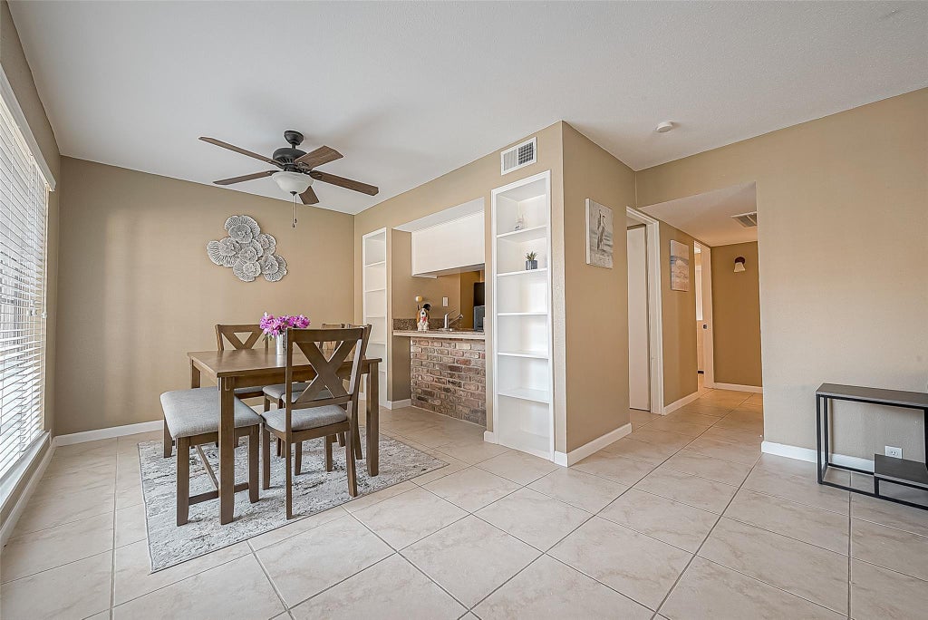Photo of 2101 Fountain View Drive #19, Houston, TX 77057 (MLS # 9776341)