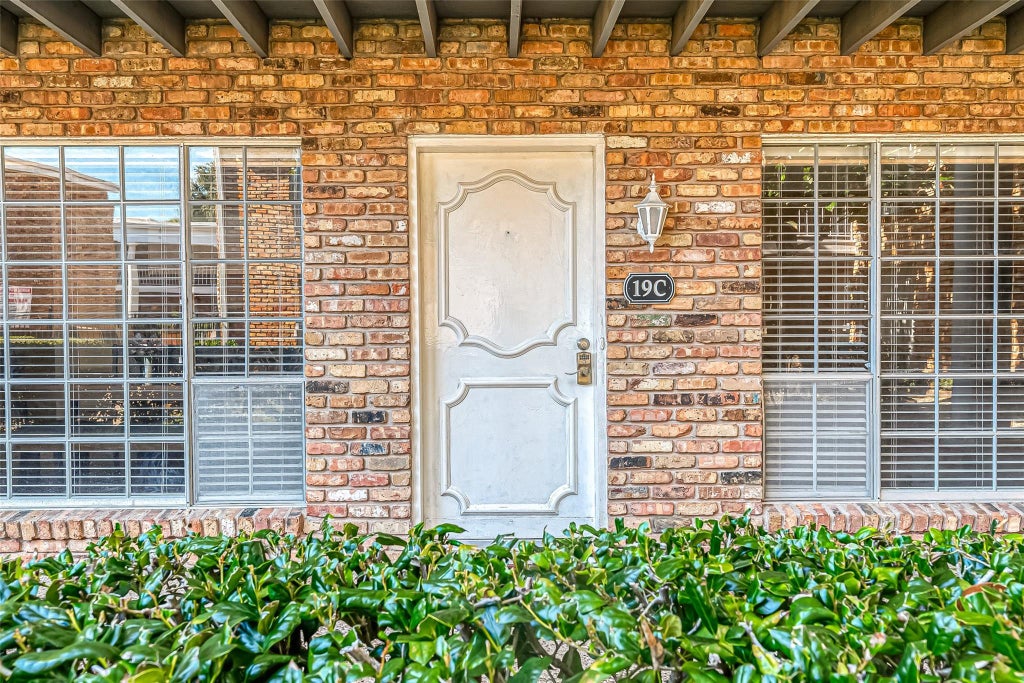 Photo of 2101 Fountain View Drive #19, Houston, TX 77057 (MLS # 9776341)