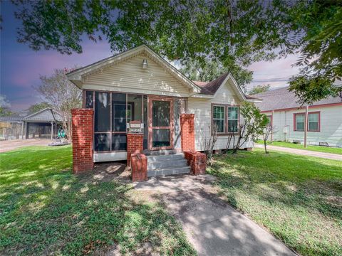 Photo of 7021 Kernel Street, Houston, TX 77087 (MLS # 7549926) Photo of 7021 Kernel Street, Houston, TX 77087 (MLS # 7549926)
