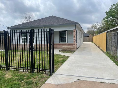 Photo of 3234 Berry Street, Houston, TX 77004 (MLS # 96865392)