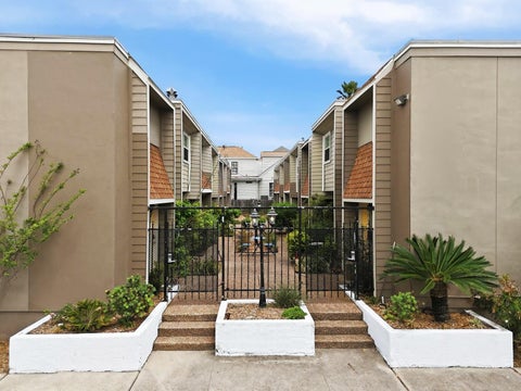 Townhouse For Sale - 424 15th Street #104<br/> Galveston, TX 77550