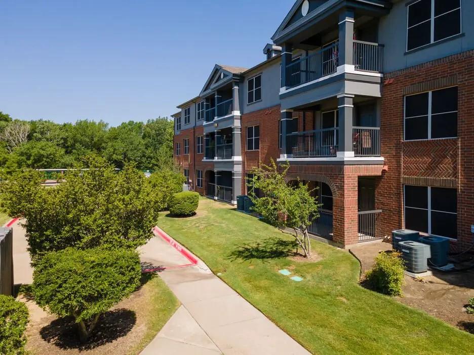1104 S Carrier Pkwy 50