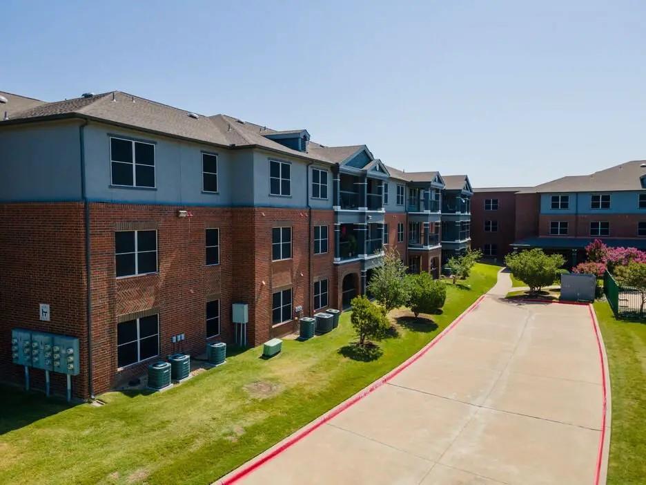 1104 S Carrier Pkwy 50