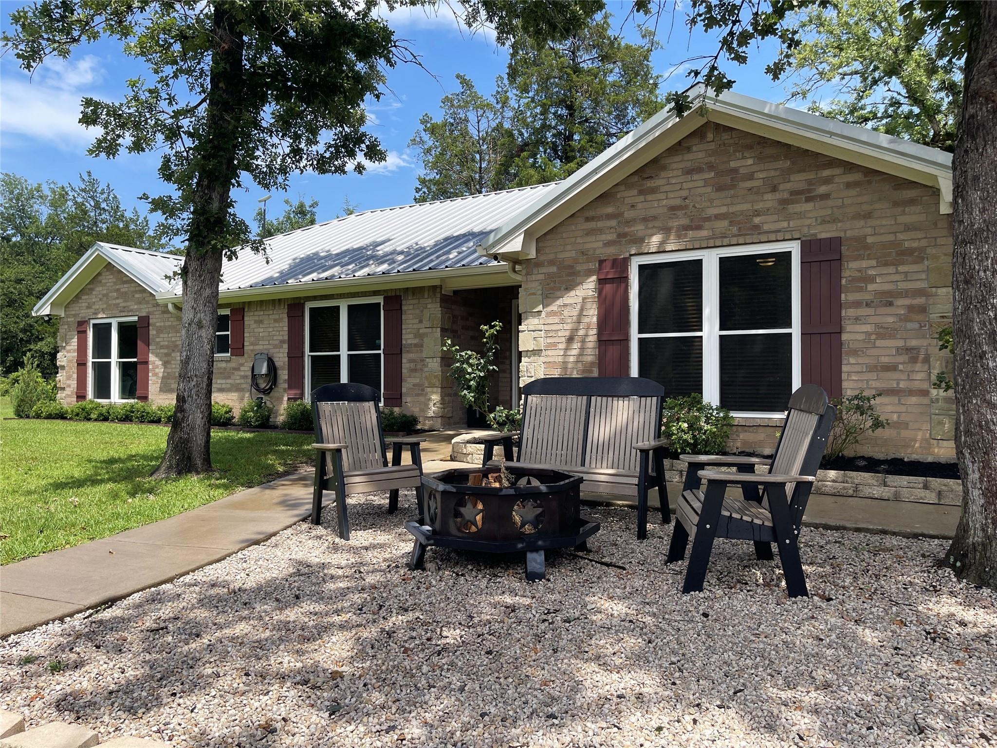 109 Private Road 916