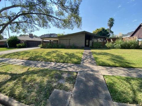 Photo of 4711 Imogene Street, Houston, TX 77096 (MLS # 53696748)