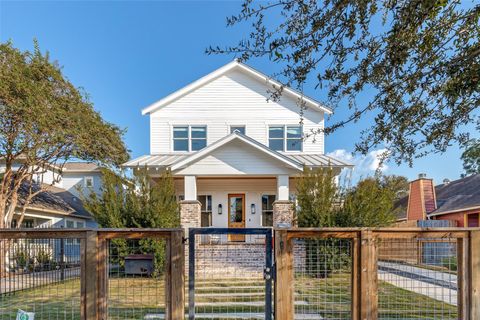 Photo of 709 E 13th Street, Houston, TX 77008 (MLS # 20988320)