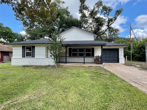 Photo of 417 Jasmine Street, Lake Jackson, TX 77566 (MLS # 10347534)