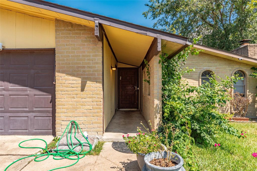 Photo of 15410 Empanada Drive, Houston, TX 77083 (MLS # 13252769)