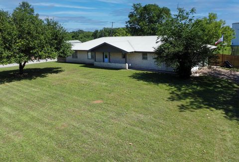 Photo of 107 E Reunion Street, Fairfield, TX 75840 (MLS # 39349312)