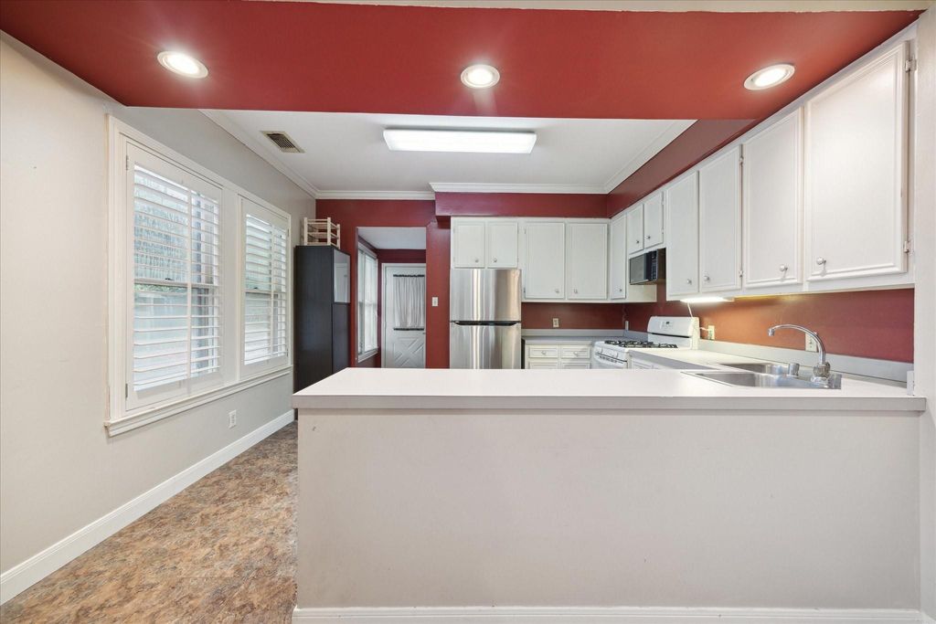 Photo of 321 W 13th Street, Houston, TX 77008 (MLS # 21962722)