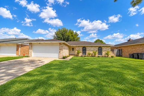 Photo of 9907 Towne Brook Lane, Sugar Land, TX 77498 (MLS # 85188977)