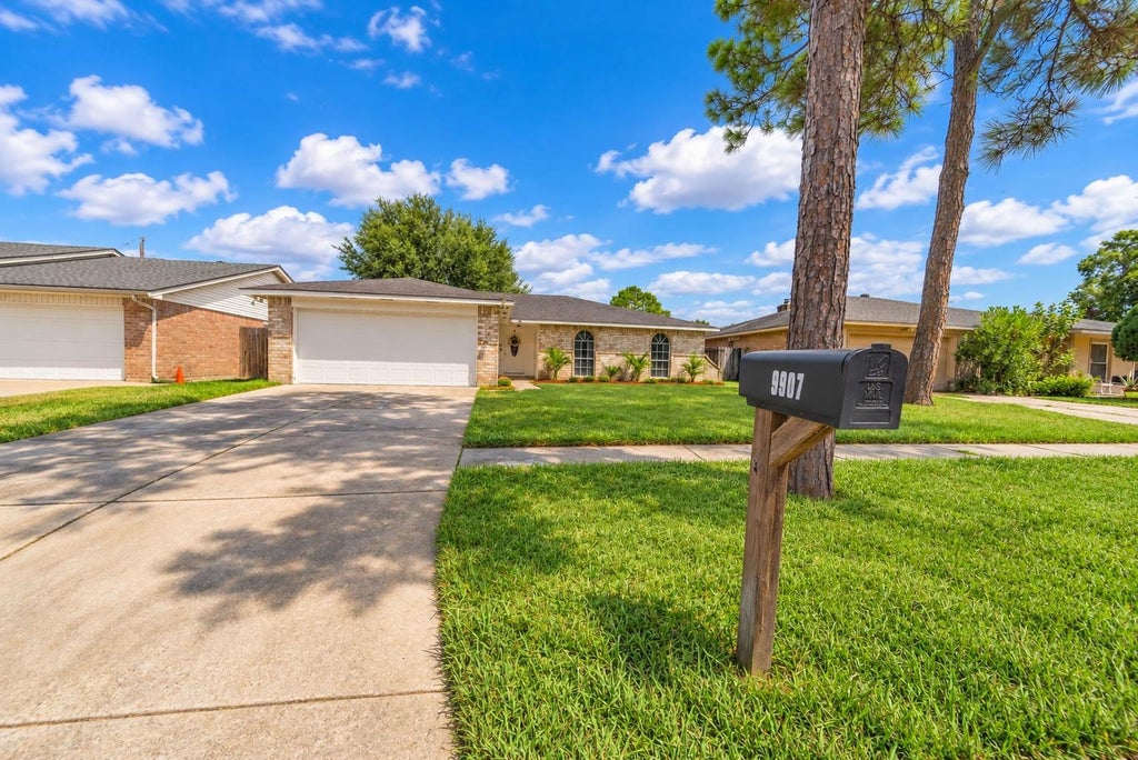 Photo of 9907 Towne Brook Lane, Sugar Land, TX 77498 (MLS # 85188977)