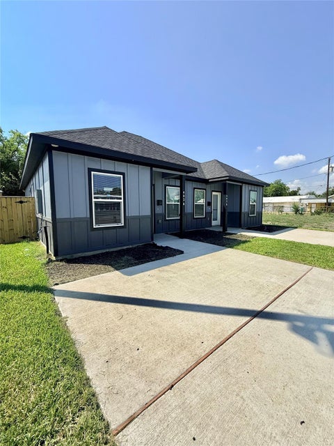 Photo of 612 E Houston Avenue #2, Pasadena, TX 77502 (MLS # 29284802)