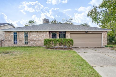 Photo of 16926 Blackhawk Boulevard, Friendswood, TX 77546 (MLS # 40152647)