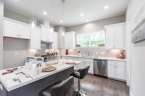 Photo of 1329 Buescher Drive, Houston, TX 77043 (MLS # 26011897)