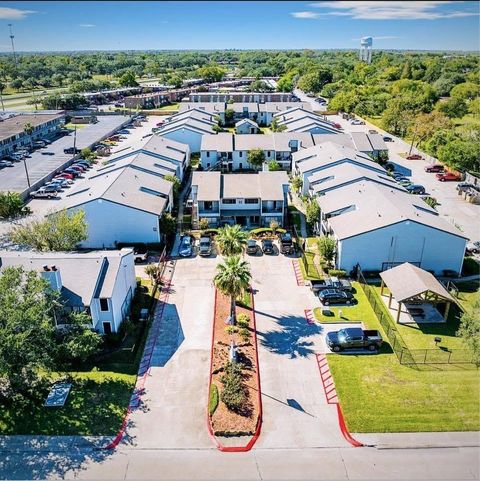 Photo of 420 Garland Drive #208, Lake Jackson, TX 77566 (MLS # 70912470)