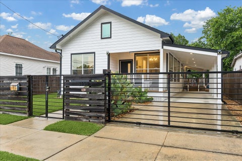 Homes For Sale - 2112 Common Street<br/> Houston, TX 77009