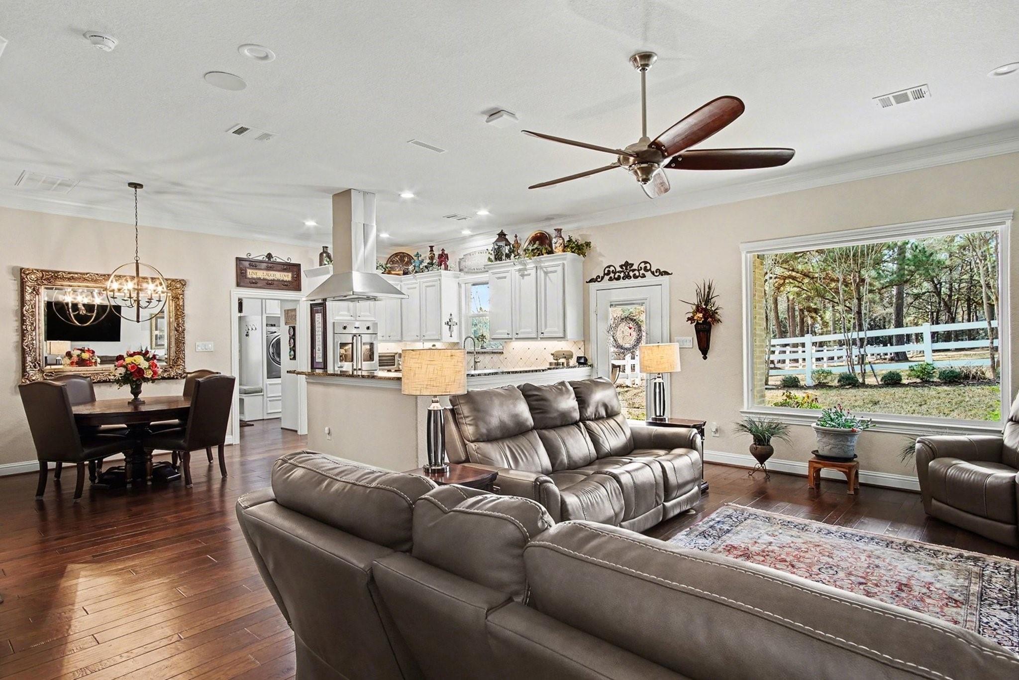 Montgomery, Texas, 77316, United States, 4 Bedrooms Bedrooms, ,7 BathroomsBathrooms,Residential,Active,2041362