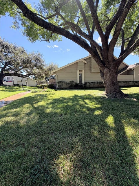 Townhouse For Sale - 12955 Wirevine Lane<br/> Houston, TX 77072