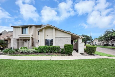 Townhouse For Sale - 13603 Hollowgreen Drive #145<br/> Houston, TX 77082