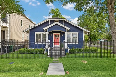 Photo of 200 E 26th Street, Houston, TX 77008 (MLS # 45985101)
