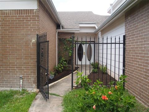 Photo of 526 Meadow Knoll Drive, Stafford, TX 77477 (MLS # 54092389)