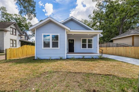 Photo of 504 N Lake Avenue, Eagle Lake, TX 77434 (MLS # 50984500) Photo of 504 N Lake Avenue, Eagle Lake, TX 77434 (MLS # 50984500)