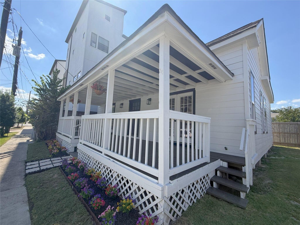 Photo of 1517 Colorado Street, Houston, TX 77007 (MLS # 95389979)