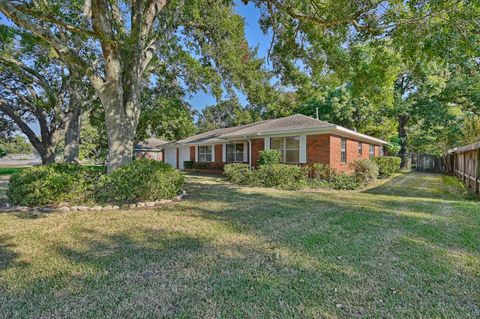 Photo of 1452 S Circle St, Sealy, TX 77474 (MLS # 86488971)