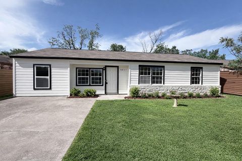 Photo of 8837 Oak Knoll Lane, Houston, TX 77078 (MLS # 14959078)