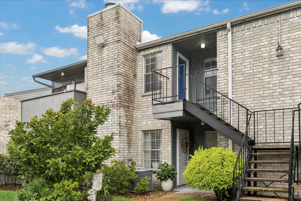 Photo of 9700 Leawood Blvd Unit 702 BLVD, Houston, TX 77099 (MLS # 20610584)