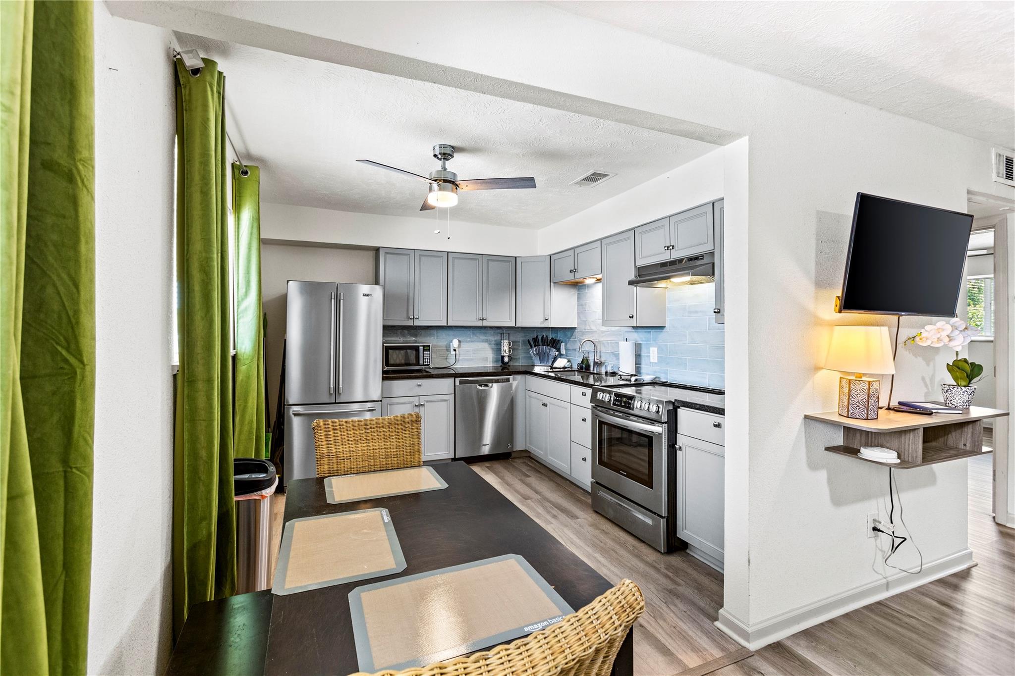 Galveston, Texas 77550, United States, 2 Bedrooms Bedrooms, ,1 BathroomBathrooms,Residential,Active,193395