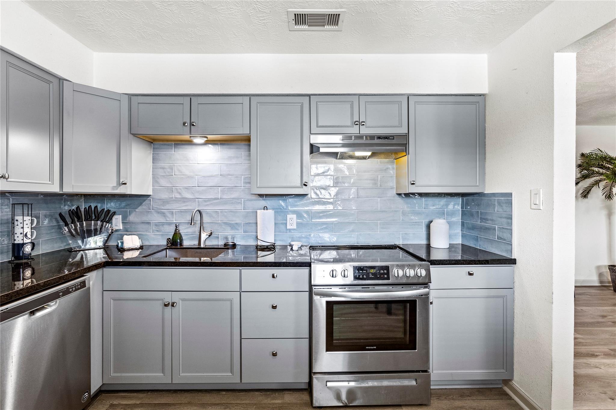 Galveston, Texas 77550, United States, 2 Bedrooms Bedrooms, ,1 BathroomBathrooms,Residential,Active,193395