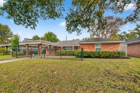 Photo of 2010 Wakefield Drive, Houston, TX 77018 (MLS # 97538206)