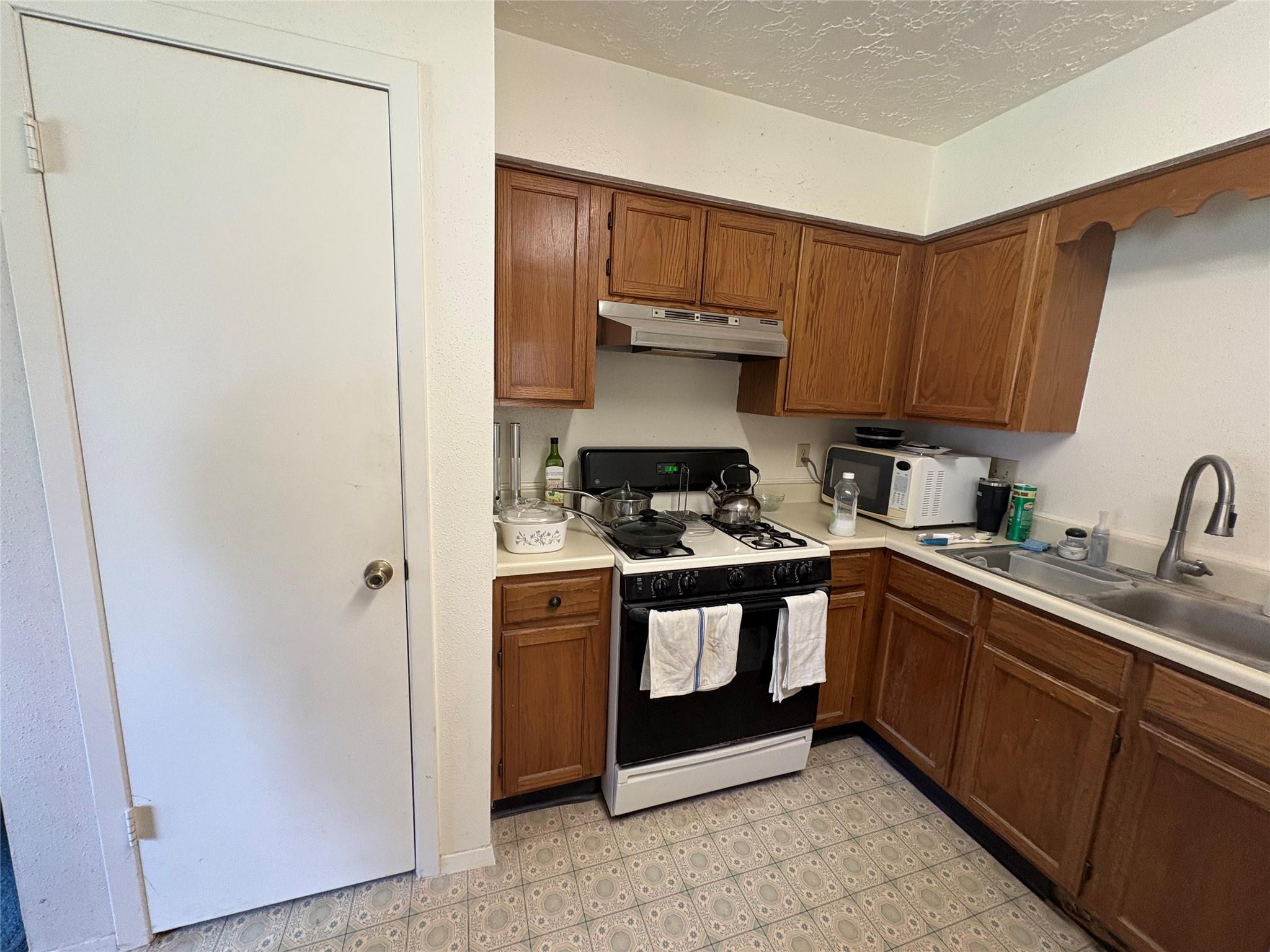 1127 W Brompton Drive