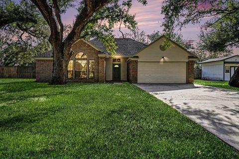 Homes For Sale - 206 Forest Oaks Lane<br/> Lake Jackson, TX 77566