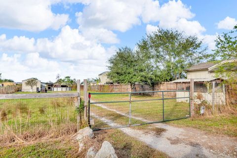 Photo of 1043 County Road 3548, Cleveland, TX 77327 (MLS # 58129212)