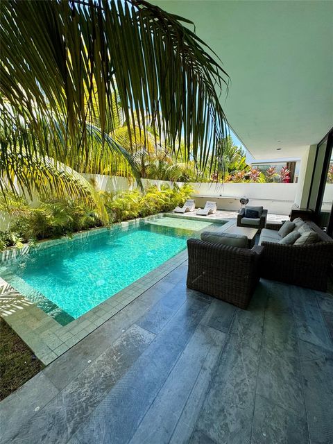 Photo of 3 Isla Que Canta, TX 77500 (MLS # 24541627)